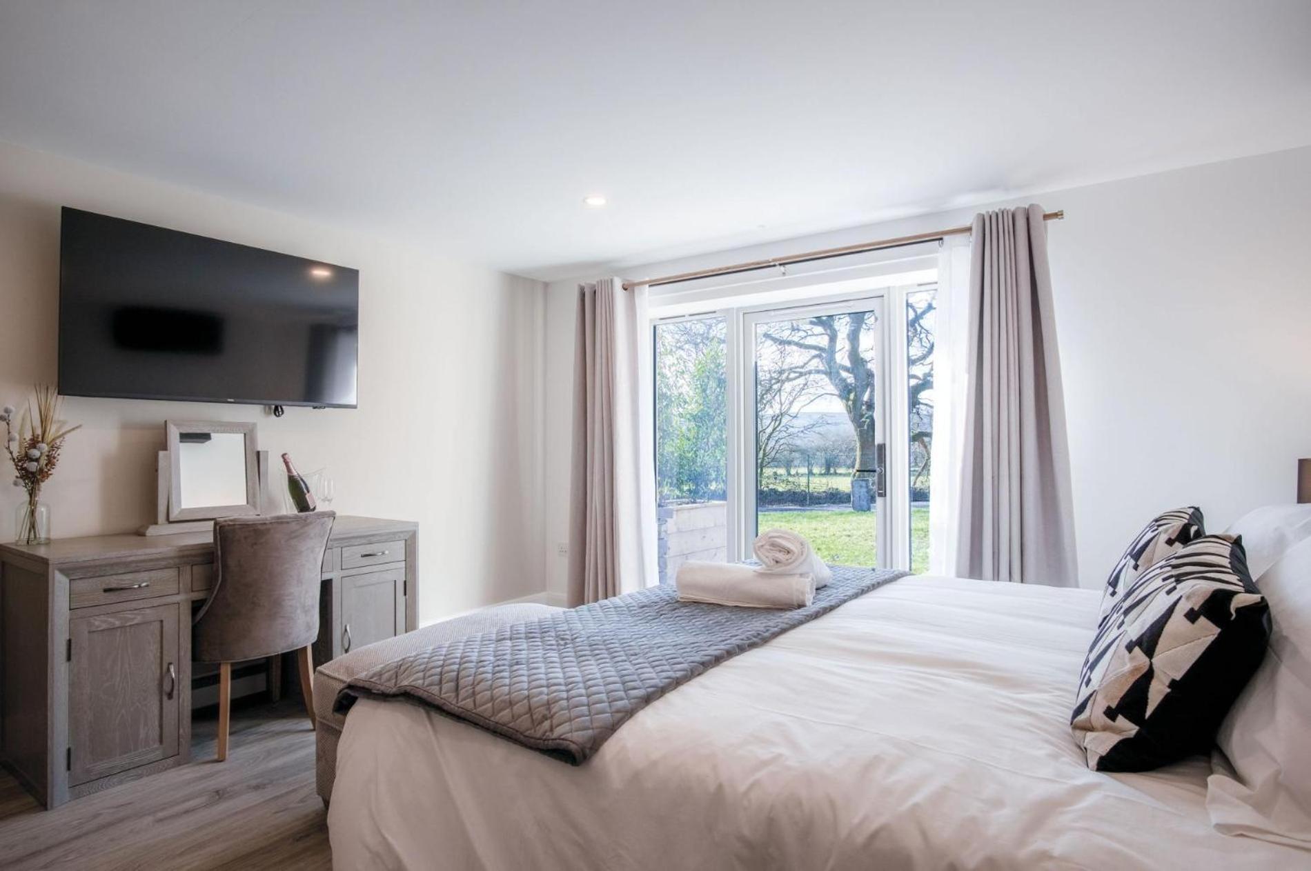 Suite 10 - Sleeping Giant Hotel - Pen Y Cae Inn Брекон Экстерьер фото